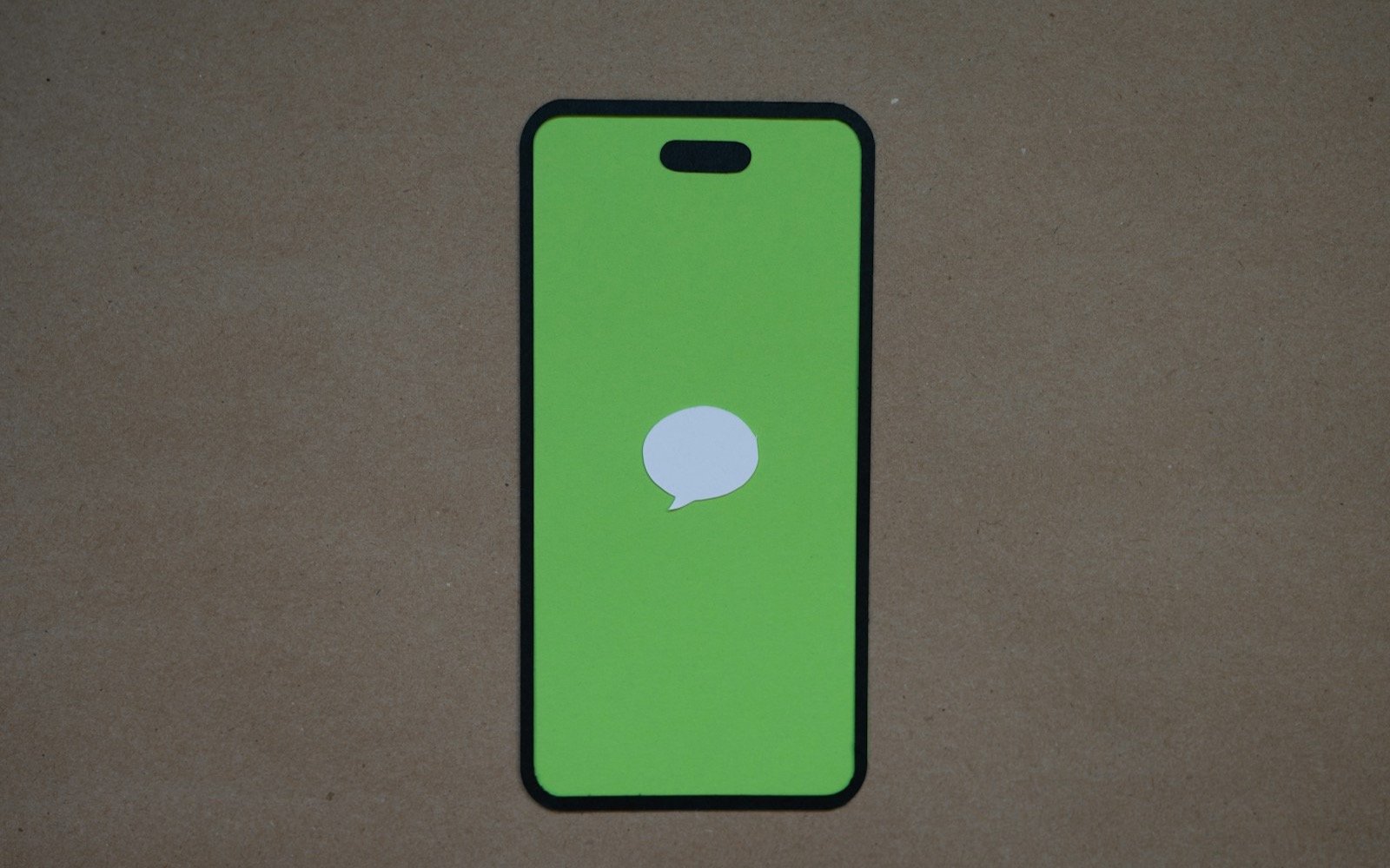 Teléfono de papel verde con una burbuja de mensaje blanca. Foto: Kelly Sikkema, Unsplash