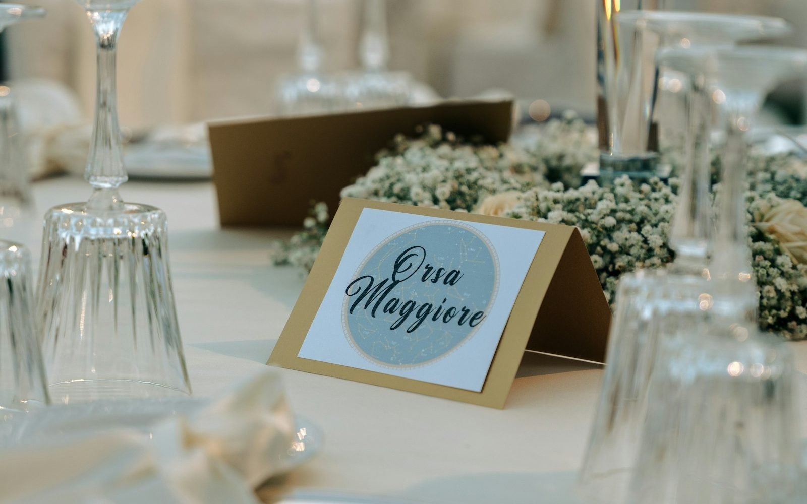 Tarjeta de lugar sobre una mesa de banquete montada