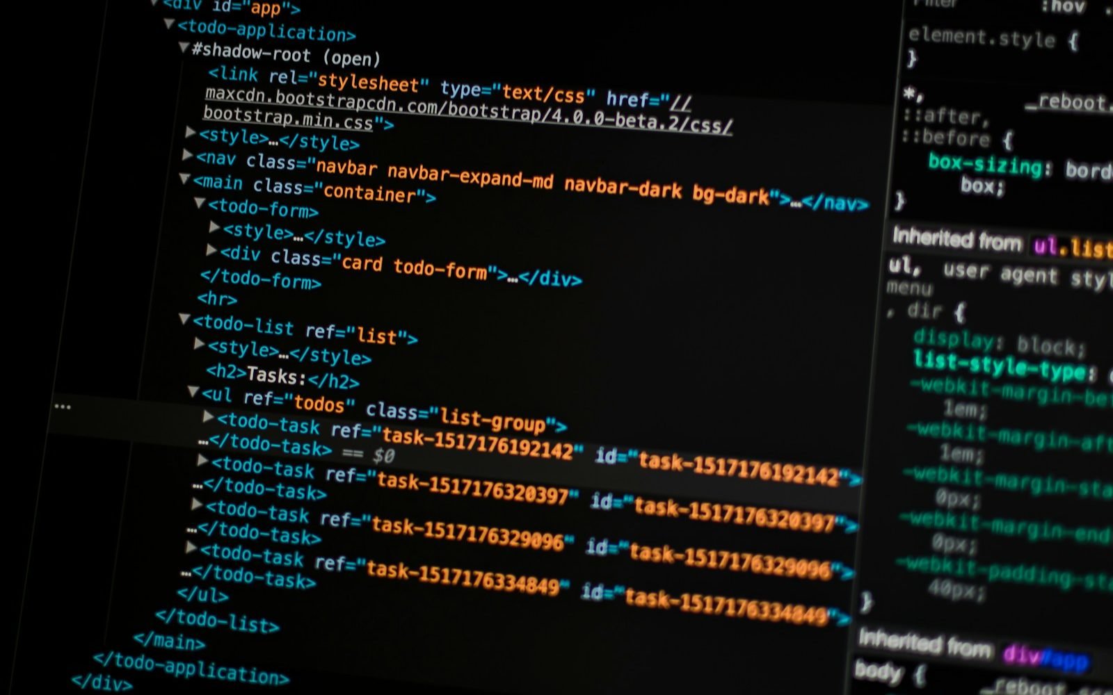 Pantalla con código de una aplicación web y su hoja de estilos. Foto: Pankaj Patel, Unsplash