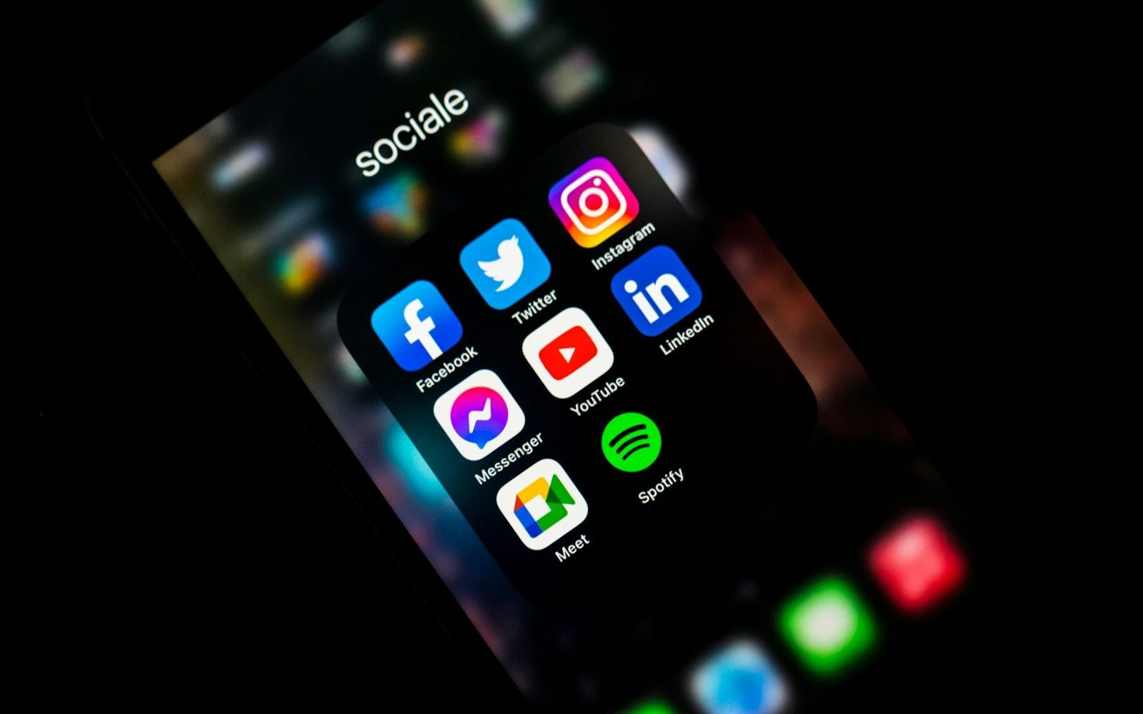 Pantalla de celular con la carpeta de aplicaciones de redes sociales