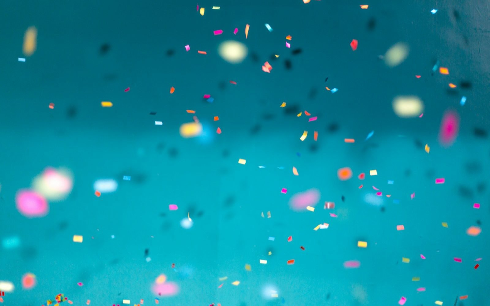 Confeti de colores esparcido sobre una superficie