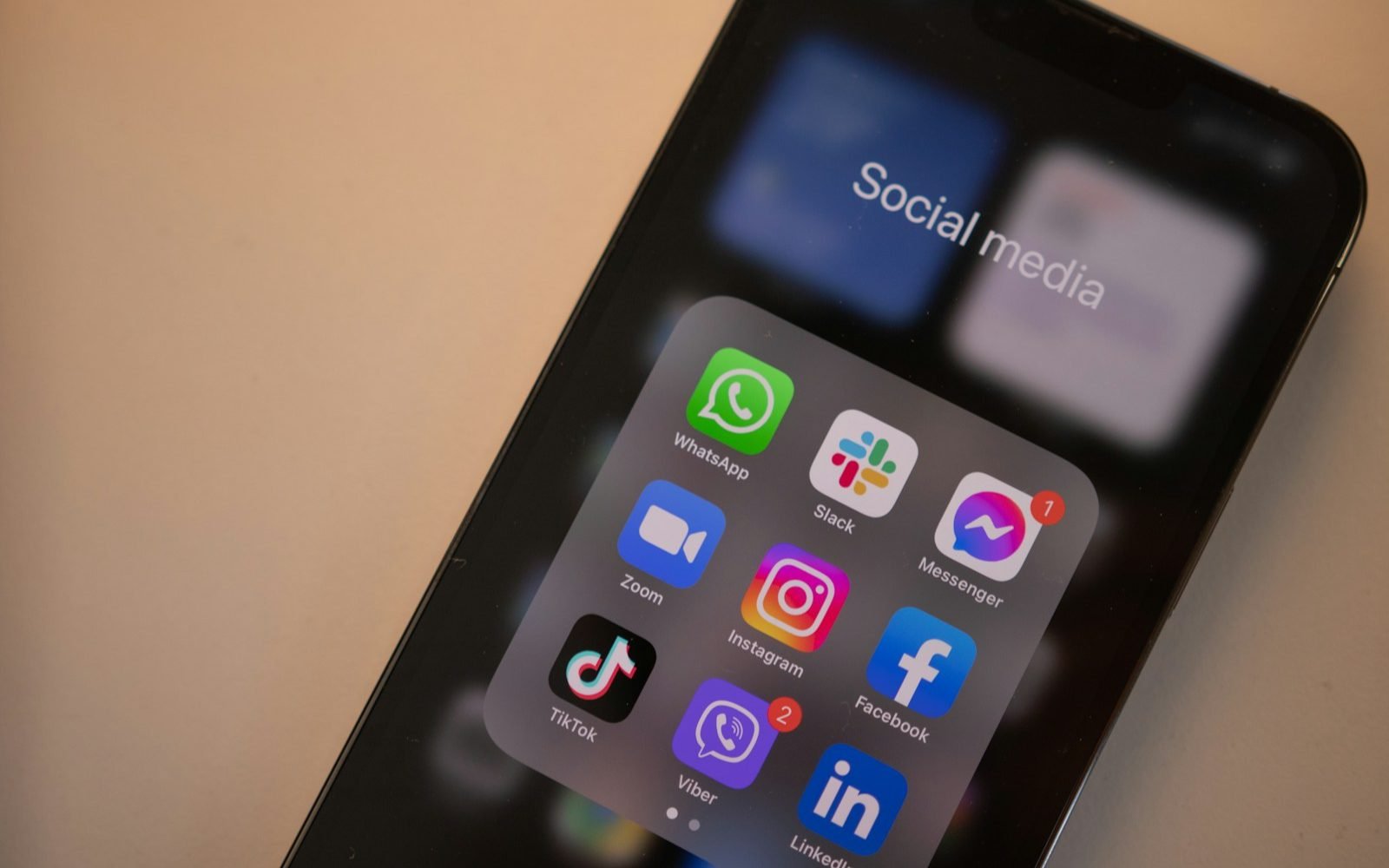 Celular mostrando la carpeta de aplicaciones de redes sociales