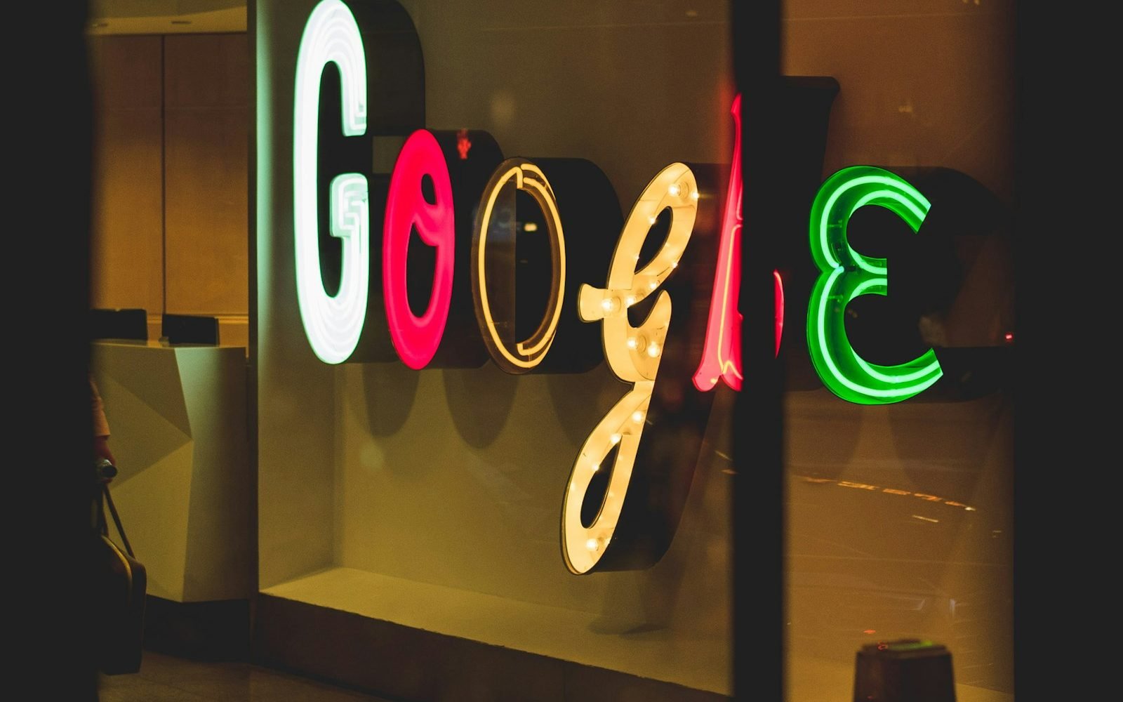 Letrero luminoso de Google en el escaparate de un local