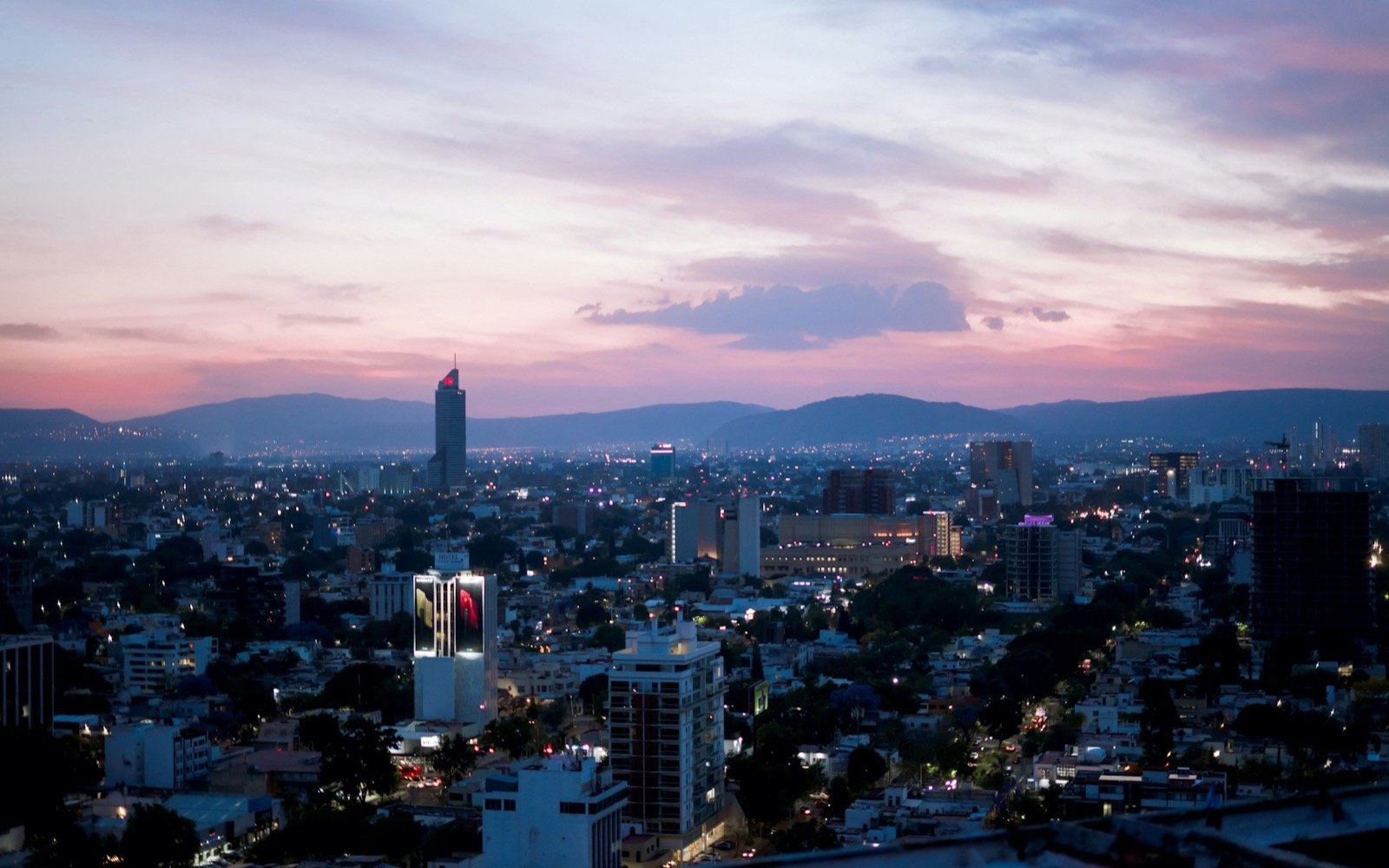 Vista panorámica de la ciudad de Guadalajara al atardecer. Foto: Roman Lopez, Unsplash