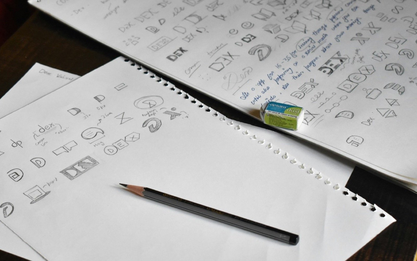 Lápiz sobre una pila de hojas de papel. Foto: Onkar Mehta, Unsplash