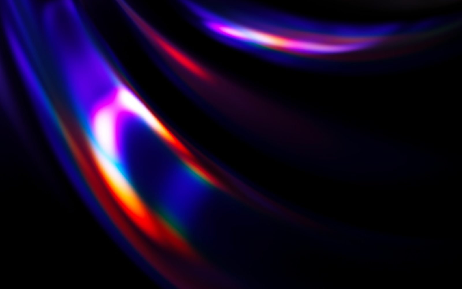 Pliegues de seda oscura con una onda de luz iridiscente en violeta, azul y rojo